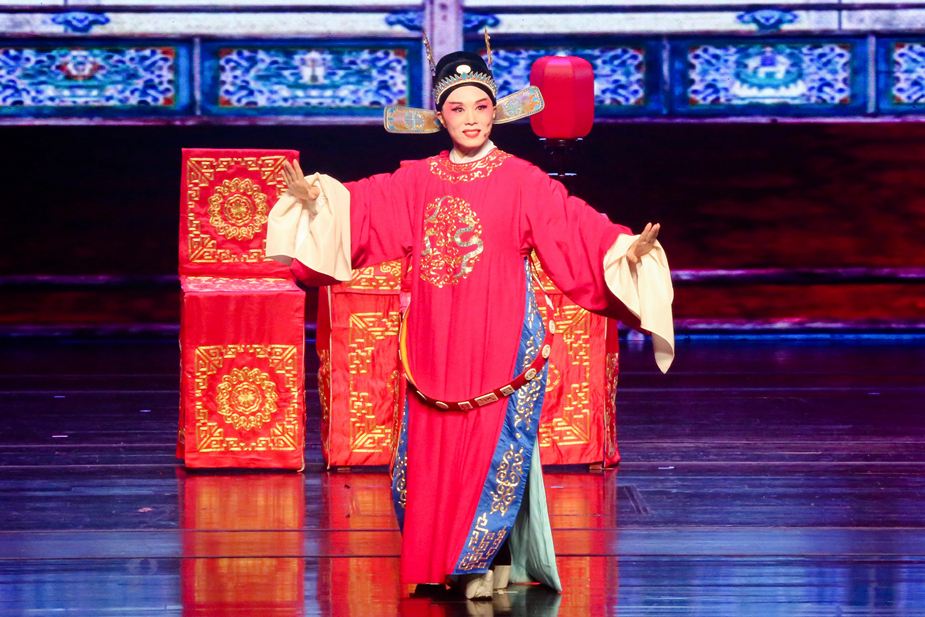 "谁料皇榜中状元"吴琼领衔经典黄梅戏《女驸马》精彩上演赢得满堂彩!