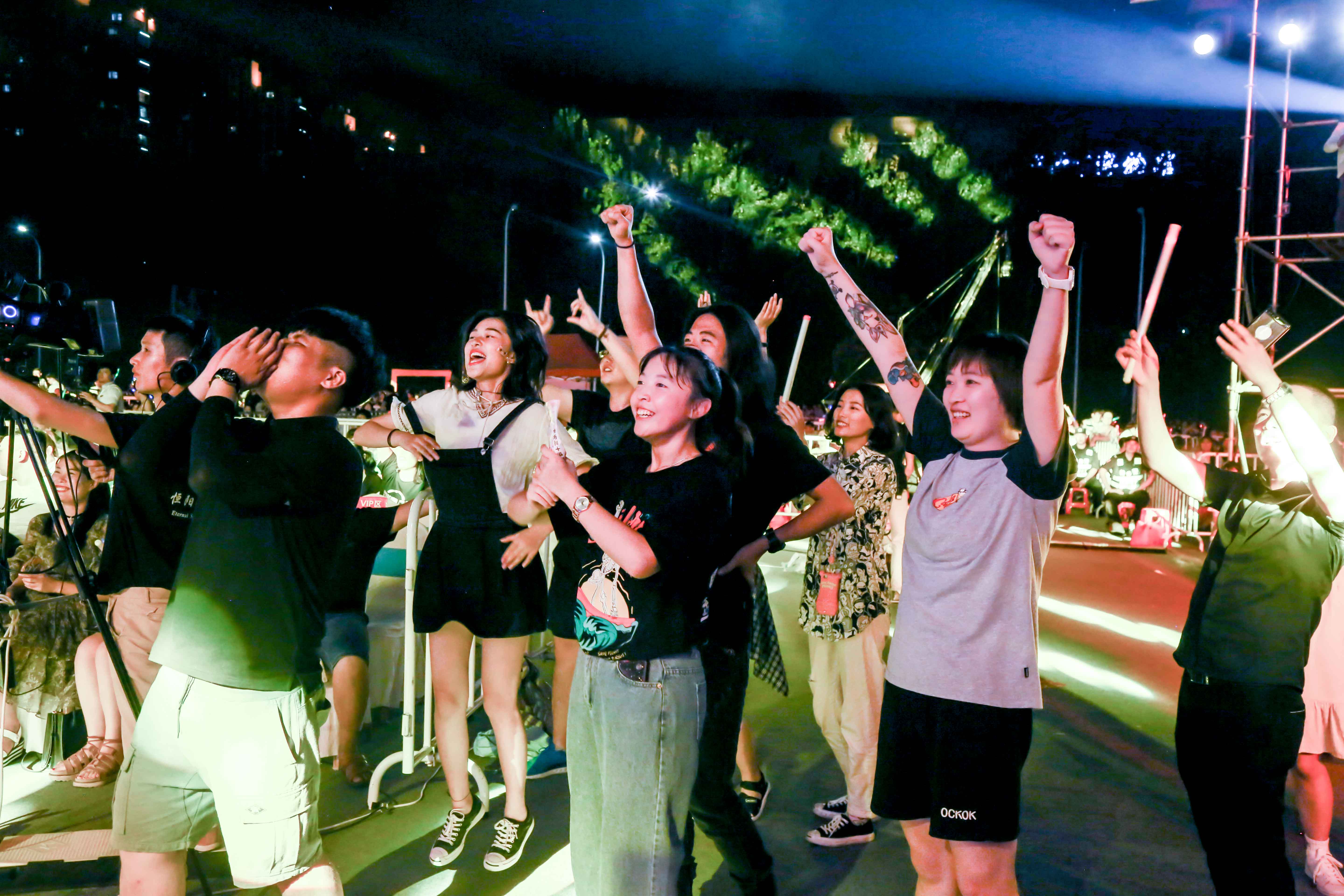 人气爆棚嗨翻现场,临沂大剧院专场户外音乐会7.成功落幕!